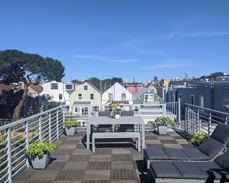 Modern, spacious tri-level house with roof deck views, garden, and free parking - San Francisco - Balcony