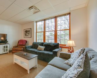 20 Mi to Dtwn Pittsburgh Pet-Friendly Apartment - New Kensington - Living room