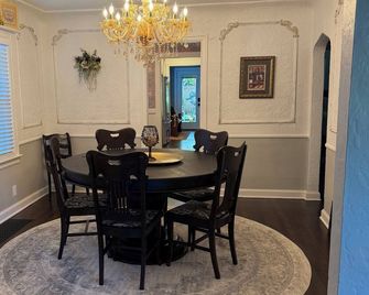 Charming Reilly Tudor Home in historic Leavenworth - Leavenworth - Essbereich