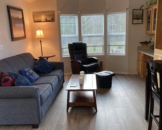 Blue Spruce Meadow: Comfortable, Private, Cozy and just 7 miles from 2 beaches - Forks - Living room