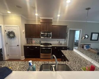 Four Bedrooms! Quiet And Convenient Masters Rental. Easy Access To Everything. - North Augusta - Kitchen