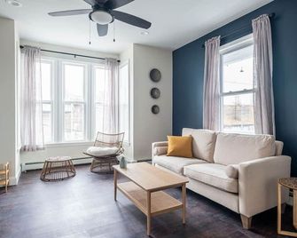 Modern & Spacious Apt For Your Group Hosts 6 People | Near Downtown & Fed. Hill - Providence - Sala de estar