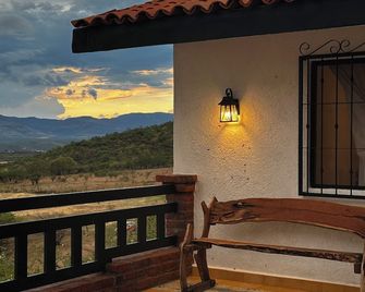 House in the countryside to rest, recharge energies and come back recharged. - Calvillo - Varanda