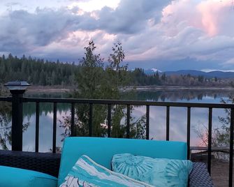 Private Cove River Home with water toys, 200 foot sandy beach and boat dock. - Priest River - Balcony