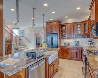 3BR/4BA Beach Front Property with Spectacular Water Views from Every Room! - Milford - Cocina