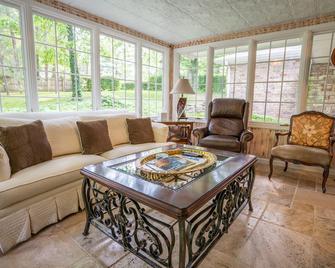 Thanksgiving Dates Available for the First Time in Years! - Carbondale - Living room