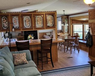 Peaceful home on little Round lake near EAA, Iola car show & the Packer Stadium. - Waupaca - Вітальня