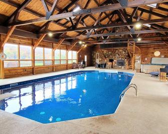 Lodge W/ Indoor Private Heated Pool + Hot Tub + Fire Pit + Pond, On 19 Acres - Laporte - Piscina