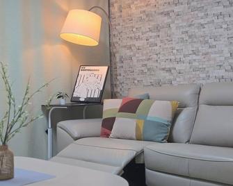 Suwon Palace is a 3-minute walk away. A separate space with 3 rooms and 4 beds. - Suwon - Living room