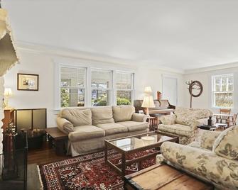 Old Greenwich Classic Beach House For 10. Huge Yard, Pets Ok. Beach Passes Incl. - Greenwich - Living room