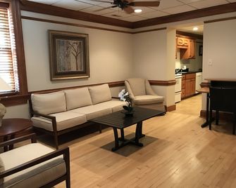 Historic Downtown New Bern Condominium-1 Bedroom - New Bern - Living room