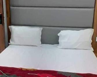 Hotel Regal railway road near state Bank of India Saharanpur - Sahāranpur - Bedroom