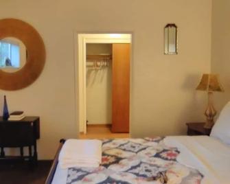 Lake Merritt Studio Apt # 5 Great Location & Value - Oakland - Bedroom