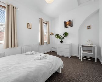 Bright 2BD Home - 10 mins to Central Manchester - Manchester - Bedroom