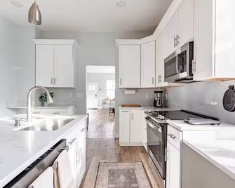 Spacious 5BR near Downtown Denver · Parking · Yard - Denver - Cocina