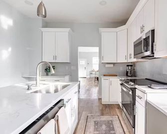 Spacious 5BR near Downtown Denver · Parking · Yard - Denver - Cocina