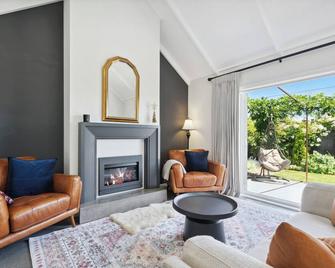 Provence on Cologne - Martinborough Holiday Home - Martinborough - Wohnzimmer