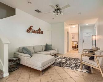 Business Friendly Central Austin 3/2 Townhome w/ Pool! - Austin