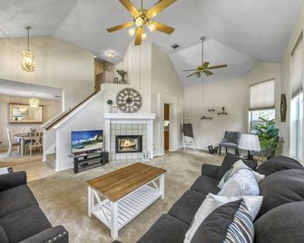 Tree Covered Beauty! Home Close To Austin And Freeways, Shopping & More! - Cedar Park - Huiskamer