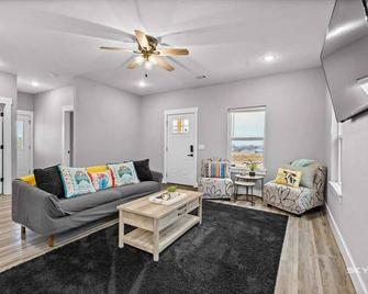 Central Getaway Off of I-49 - Springdale - Sala de estar