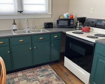 Tree House Apartment located in Mountain Top Town..gateway to New River Gorge. - Oak Hill - Kitchen