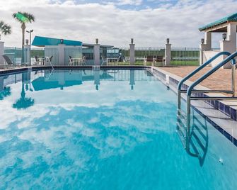 Days Inn & Suites by Wyndham Lake Okeechobee - Okeechobee - Pool
