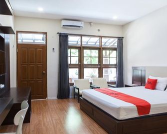 RedDoorz Plus near Mall Roxy Banyuwangi - Banyuwangi - Schlafzimmer