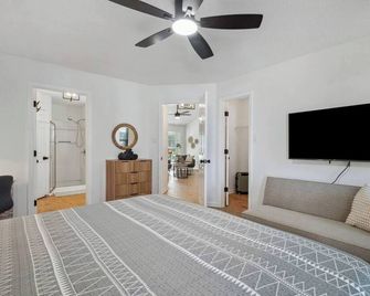 Garden Bungalow/Fenced Yard - King Beds - 5 min to Landers Center - Southaven - Bedroom