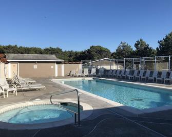Location, Location! Well kept beach getaway, steps from the ocean & dune grass! - Westport - Pool