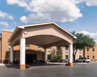 Quality Suites - Midland - Building