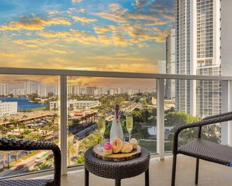 Deluxe Studio Balcony Bay View Amazing Pool - Sunny Isles Beach - Balcony