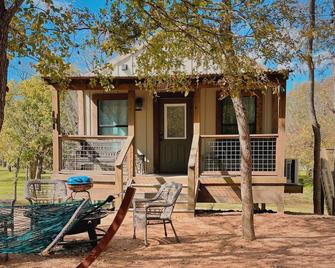 17 Son's Geronimo - Birdhouse Cabin - Seguin - Patio