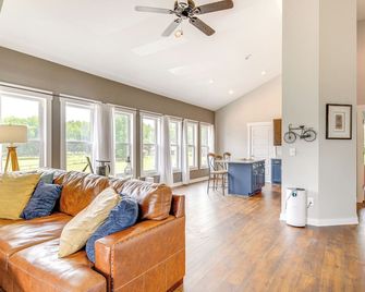 Serene Travelers Rest Apartment: 7 Mi to Downtown! - Travelers Rest - Obývací pokoj