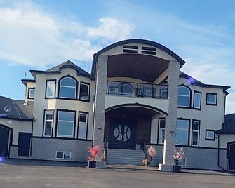 Unique 1-bedroom shared house with WiFi and AC in Delacour - Balzac - Building