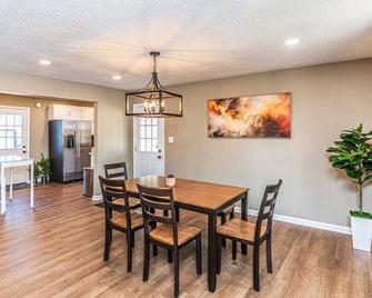 Charming 3-BR Retreat, Hot Tub, EV, close to Blue Oval City - Covington - Eetruimte