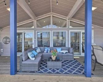 Lakefront Cabin with 2 Kayaks, Fireplace, Firepit, All season water views, Beach - Pocono Pines - Patio