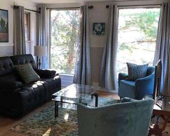 Large Clean Comfortable Centrally Located 1 bedroom Apt - Chatham-Kent - Living room