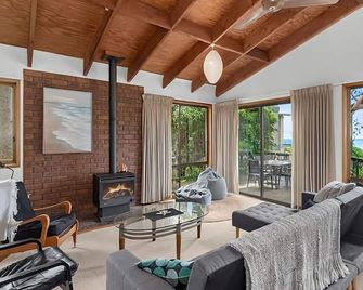 Beachfront at Malua managed by Batemans Bay Accom - 말루아 베이 - 거실