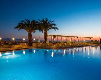 Marti Beach Hotel - Kusadasi - Piscina