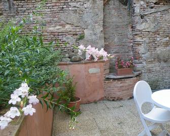 Le Petit Nid, Gîte For Two !!! - Beaumont-de-Lomagne - Patio