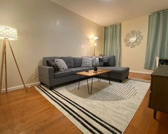 Brooklyn 2 Bedroom - 30 mins to Manhattan! Easy access to train! - Brooklyn - Sala de estar