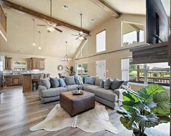 Lakefront home with huge yard and picturesque front porch - Livingston - Living room