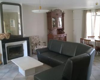 Campaign In City. Heated Private Pool. On The Edge Of Charente In Saintes. - Saintes - Salon