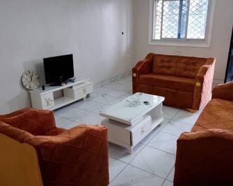 Cozi and comfortable guesthouse located at Mile 4 Limbe. Friendly and welcoming - Limbe - Soggiorno