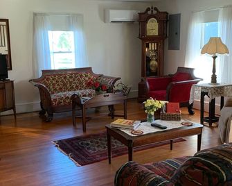 Lake James Historic Couple's Retreat 10 mins from Lake James, on Wine Circuit - Nebo - Living room