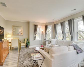 Family Apartment with Deck and Yard Near Northwestern - Evanston - Living room