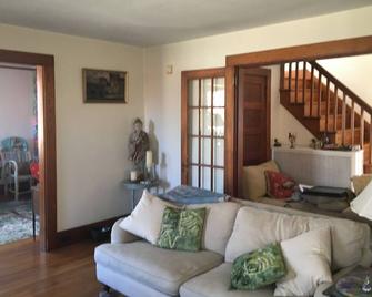 Blue Moon Garden - Woods Hole - Living room