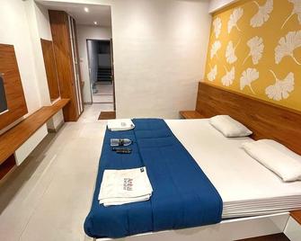 Hotel Ambai Bhakt Niwas-Tuljabhavani Pujari, Tuljapur - Tuljāpur - Bedroom