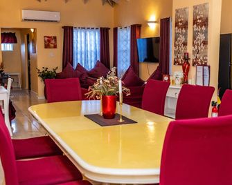 Entire house with an amazing view!! Must climb stairs! - St. John's - Dining room