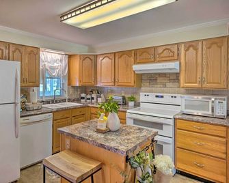 Waterfront Reedville Home w/ Private Dock! - Reedville - Kitchen